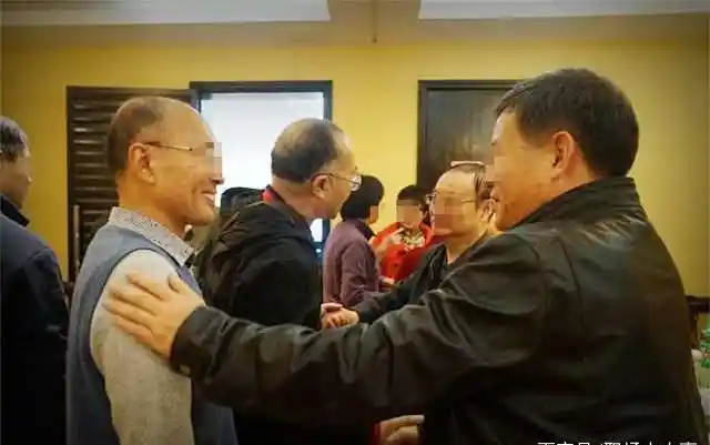 Đứng ra trả tiền họp lớp, người đàn ông bị vợ mắng "sĩ diện hão" rồi bật khóc khi thấy tin nhắn nhóm lớp- Ảnh 4. Đứng ra trả tiền họp lớp, người đàn ông bị vợ mắng "sĩ diện hão" rồi bật khóc khi thấy tin nhắn nhóm lớp- Ảnh 4.