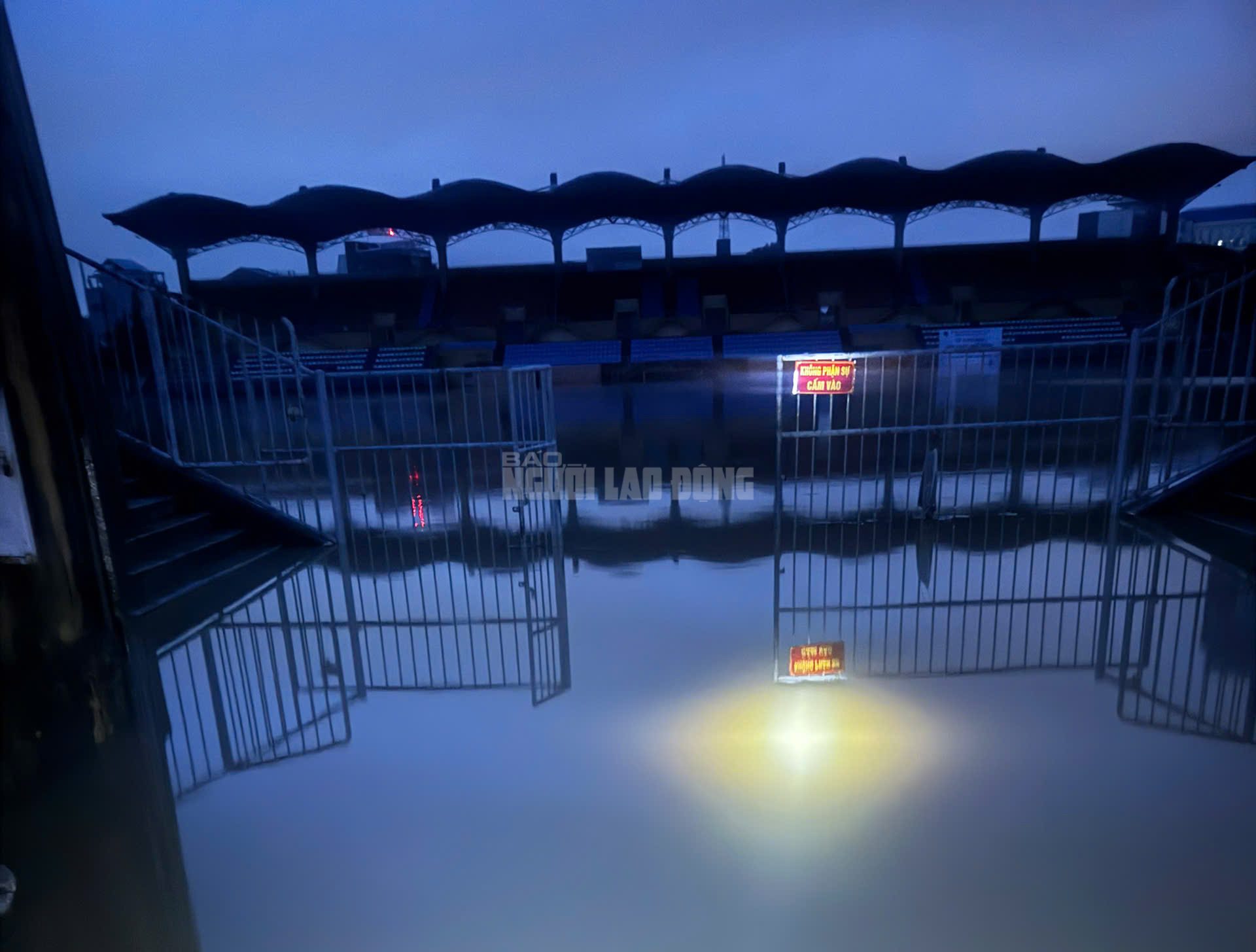 Cận cảnh đường phố Huế khi nước lũ bắt đầu rút- Ảnh 10. Cận cảnh đường phố Huế khi nước lũ bắt đầu rút- Ảnh 10.