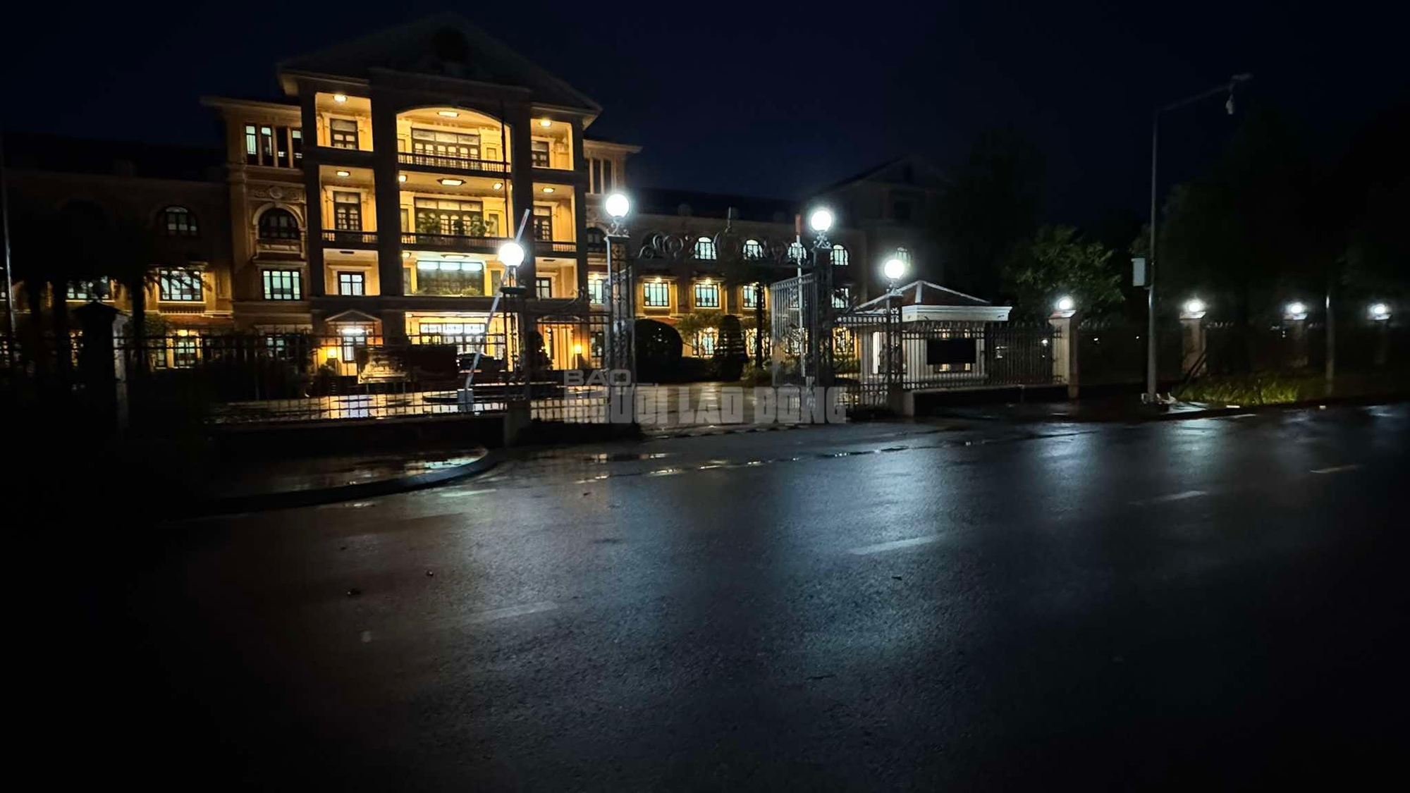 Cận cảnh đường phố Huế khi nước lũ bắt đầu rút- Ảnh 7. Cận cảnh đường phố Huế khi nước lũ bắt đầu rút- Ảnh 7.