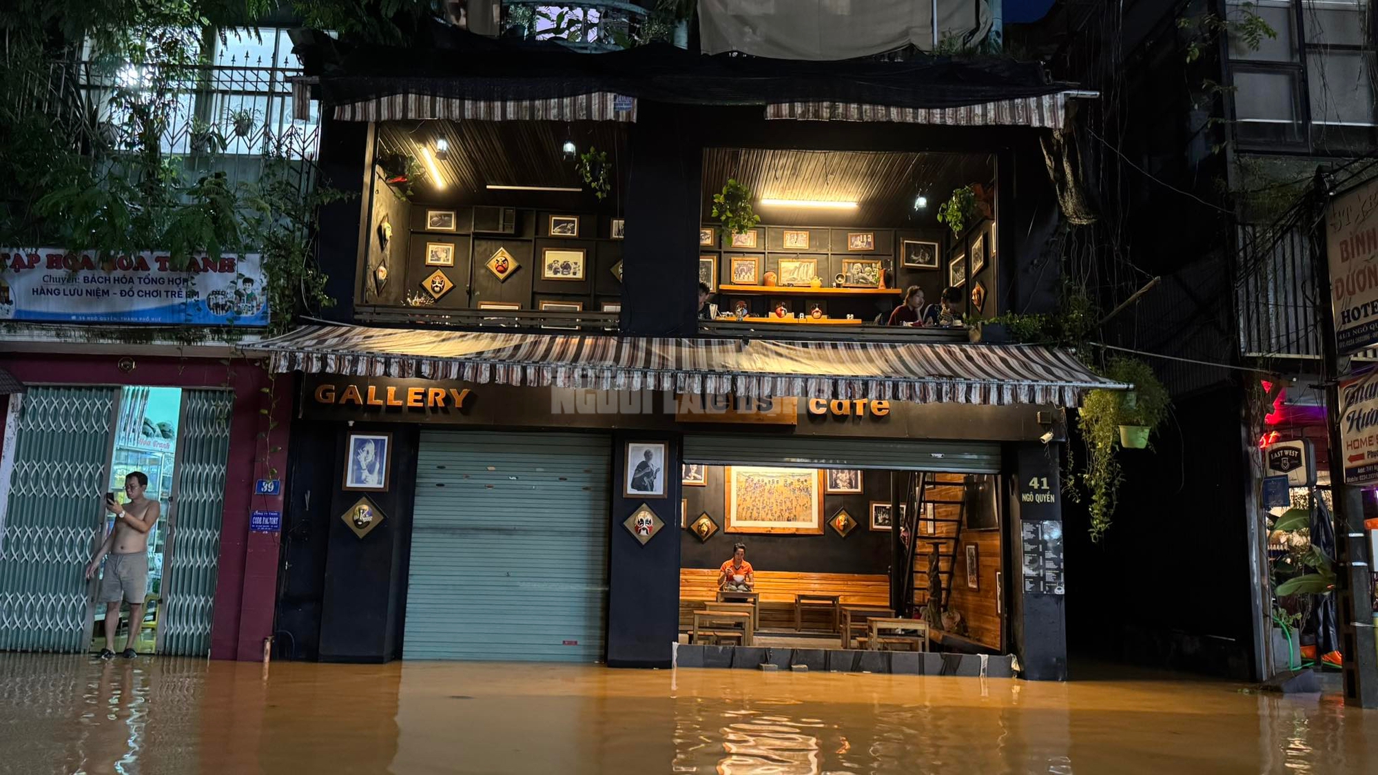 Cận cảnh đường phố Huế khi nước lũ bắt đầu rút- Ảnh 2. Cận cảnh đường phố Huế khi nước lũ bắt đầu rút- Ảnh 2.