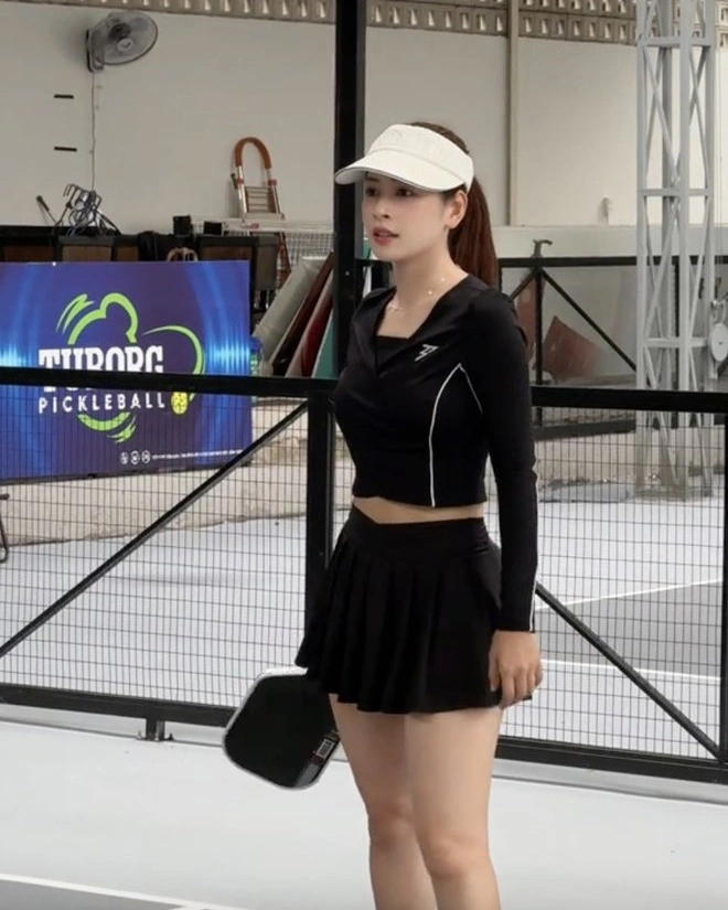 Chi Pu da nõn nà, mướt mịn như em bé tỏa sáng trên sân pickleball: Luôn làm 1 việc khi tắm mỗi ngày để visual thăng hạng- Ảnh 3. Chi Pu da nõn nà, mướt mịn như em bé tỏa sáng trên sân pickleball: Luôn làm 1 việc khi tắm mỗi ngày để visual thăng hạng- Ảnh 3.