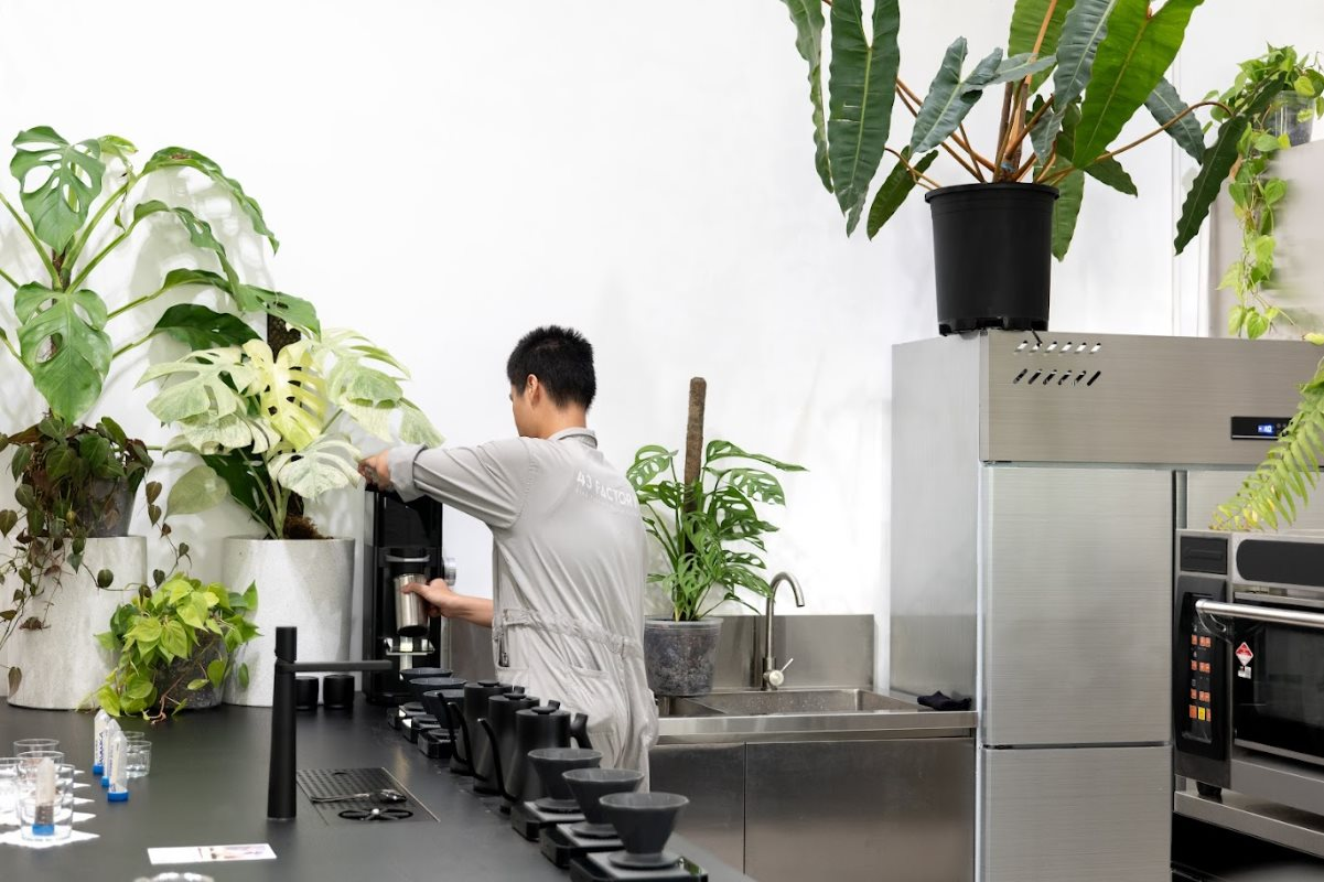 Bí mật đằng sau ly cà phê 750.000 đồng, giá gấp 37 lần ly cà phê vỉa hè- Ảnh 2.