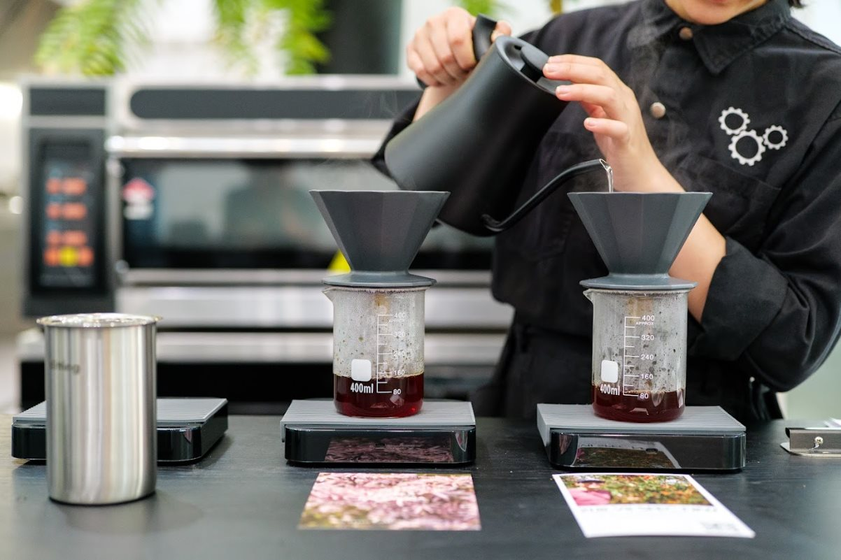 Bí mật đằng sau ly cà phê 750.000 đồng, giá gấp 37 lần ly cà phê vỉa hè- Ảnh 1.