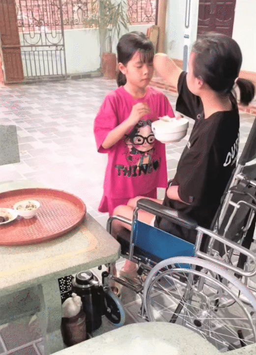 NGA TÍCH CỰC - Kênh Tiktok của mẹ 2 con mất tứ chi sau cơn bạo bệnh: Kiên cường tập luyện với đôi chân  NGA TÍCH CỰC - Kênh Tiktok của mẹ 2 con mất tứ chi sau cơn bạo bệnh: Kiên cường tập luyện với đôi chân