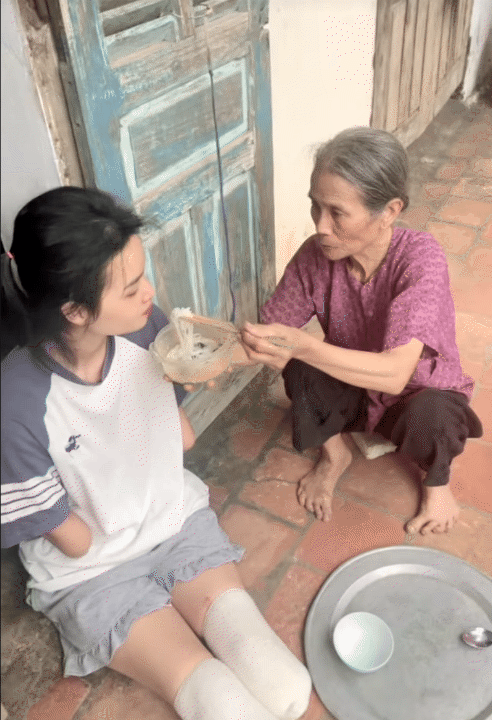 NGA TÍCH CỰC - Kênh Tiktok của mẹ 2 con mất tứ chi sau cơn bạo bệnh: Kiên cường tập luyện với đôi chân  NGA TÍCH CỰC - Kênh Tiktok của mẹ 2 con mất tứ chi sau cơn bạo bệnh: Kiên cường tập luyện với đôi chân