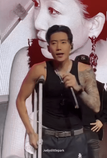 “Đòn trừng phạt” với ca sĩ J hát ca từ phản cảm- Ảnh 2. “Đòn trừng phạt” với ca sĩ J hát ca từ phản cảm- Ảnh 2.