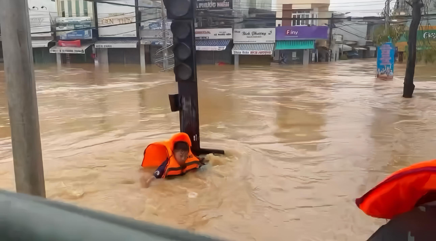 Thót tim cảnh người đàn ông ôm cột điện kêu cứu giữa dòng lũ đêm- Ảnh 3. Thót tim cảnh người đàn ông ôm cột điện kêu cứu giữa dòng lũ đêm- Ảnh 3.