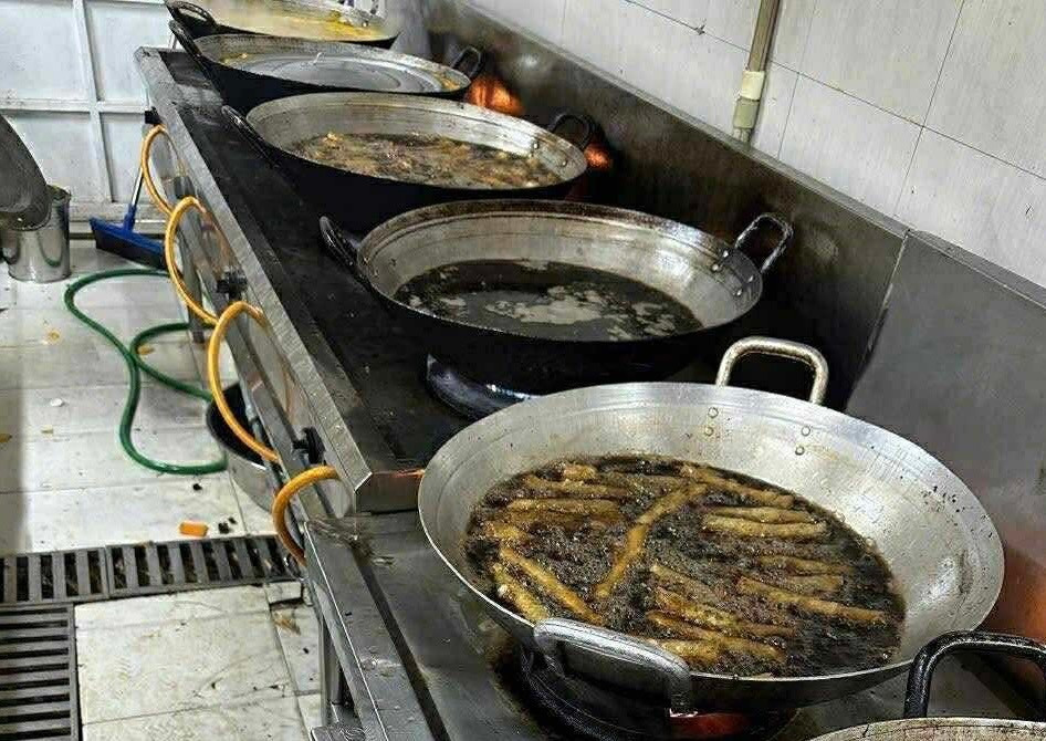 Dầu rán đen ngòm, thịt ôi thiu vào trường học: Bao giờ mới chấm dứt?- Ảnh 1. Dầu rán đen ngòm, thịt ôi thiu vào trường học: Bao giờ mới chấm dứt?- Ảnh 1.