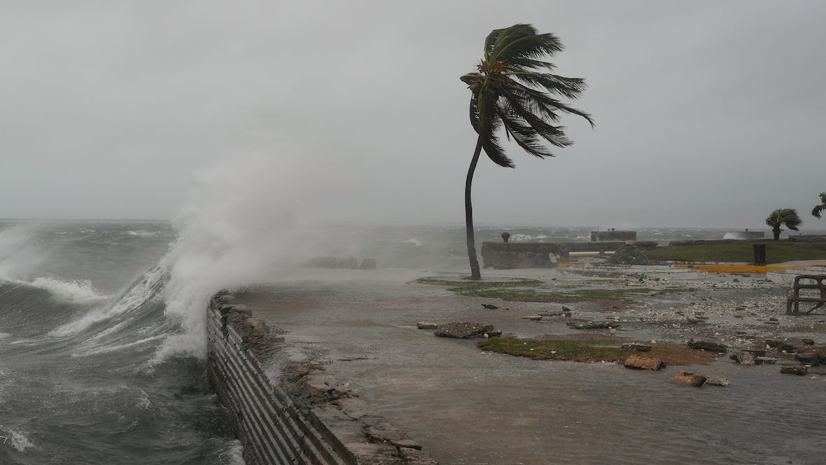 Siêu bão Melissa mạnh nhất 2025 “xé toạc” mọi thứ: Video cận cảnh cho thấy sự tàn khốc- Ảnh 1. Siêu bão Melissa mạnh nhất 2025 “xé toạc” mọi thứ: Video cận cảnh cho thấy sự tàn khốc- Ảnh 1.