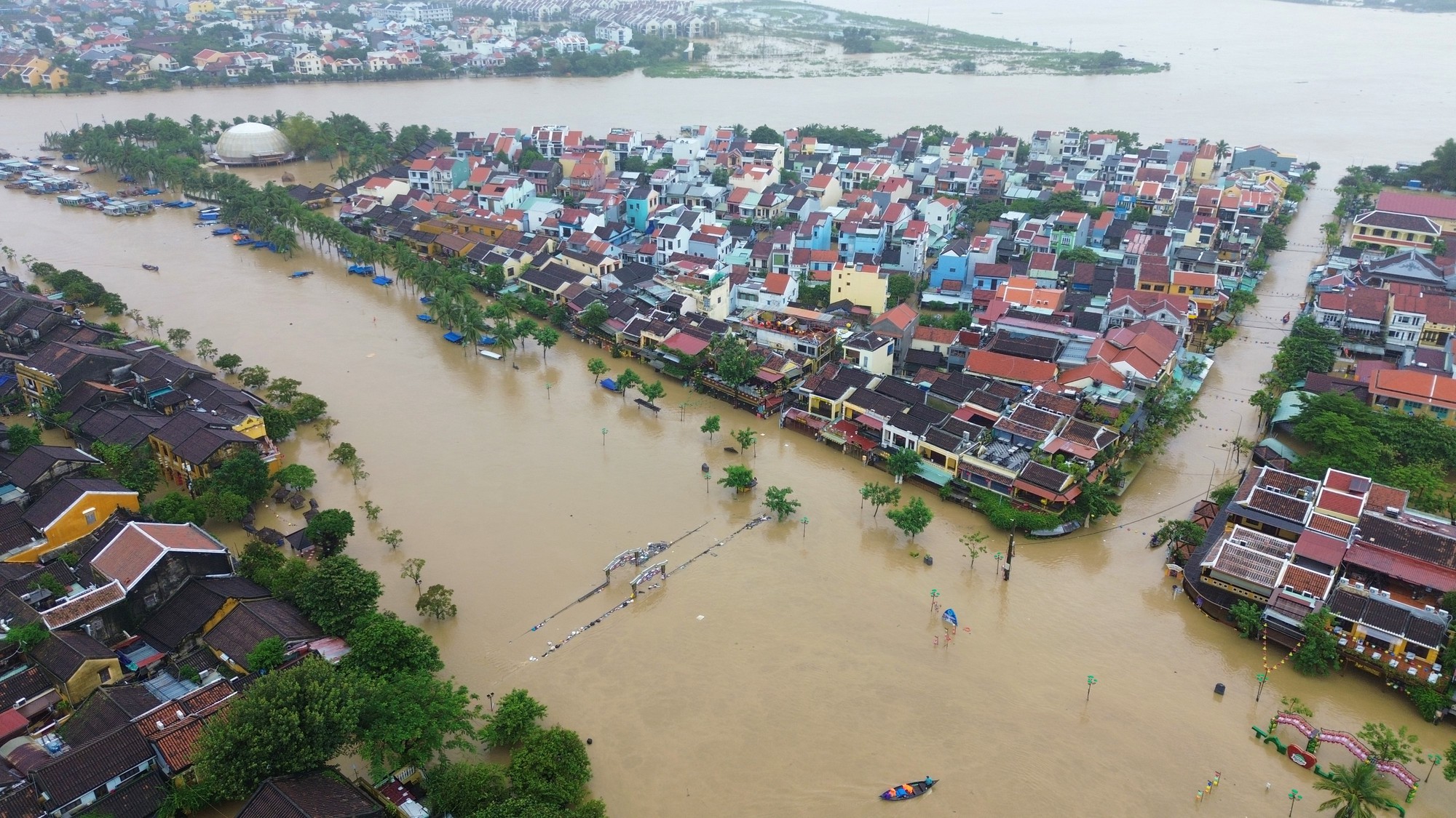 Toàn cảnh Hội An và Đà Nẵng những ngày chìm trong biển nước- Ảnh 4. Toàn cảnh Hội An và Đà Nẵng những ngày chìm trong biển nước- Ảnh 4.