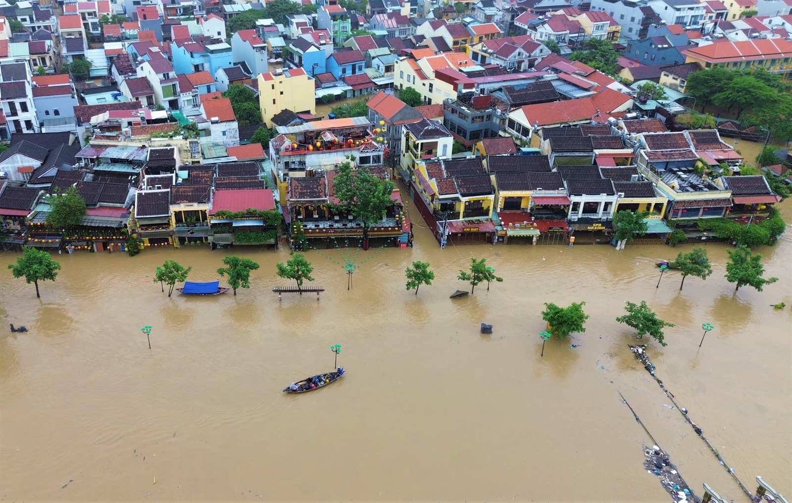 Toàn cảnh Hội An và Đà Nẵng những ngày chìm trong biển nước- Ảnh 3. Toàn cảnh Hội An và Đà Nẵng những ngày chìm trong biển nước- Ảnh 3.