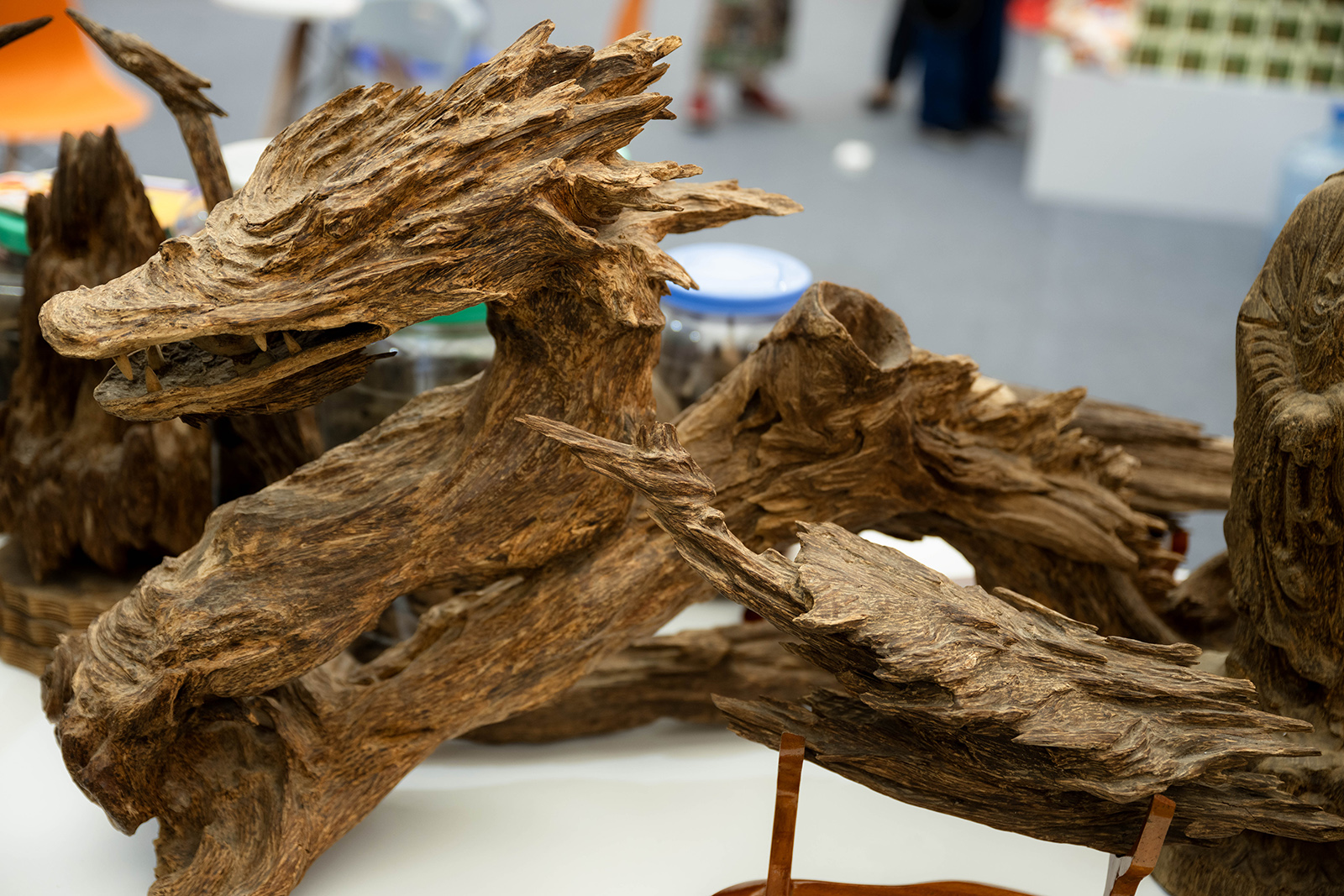 700 triệu đồng cho một "khối gỗ" hình rồng ở Hà Nội: Vì sao chủ nhân không bán?- Ảnh 4. 700 triệu đồng cho một "khối gỗ" hình rồng ở Hà Nội: Vì sao chủ nhân không bán?- Ảnh 4.