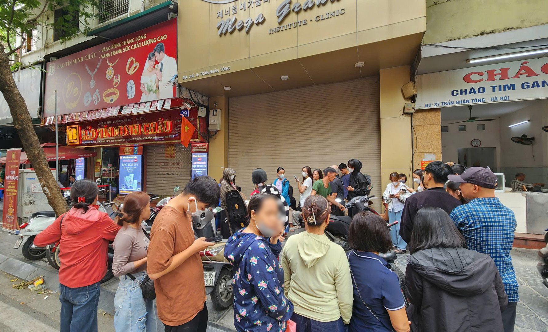 Người phụ nữ ở Hà Nội mang 120 chỉ vàng đi bán đúng ngày giá “tuột dốc”, tiết lộ giá mua vào mà choáng- Ảnh 1. Người phụ nữ ở Hà Nội mang 120 chỉ vàng đi bán đúng ngày giá “tuột dốc”, tiết lộ giá mua vào mà choáng- Ảnh 1.