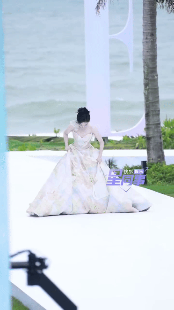 Mỹ nhân ngã dúi dụi trên thảm đỏ vẫn được khen duyên dáng- Ảnh 2.