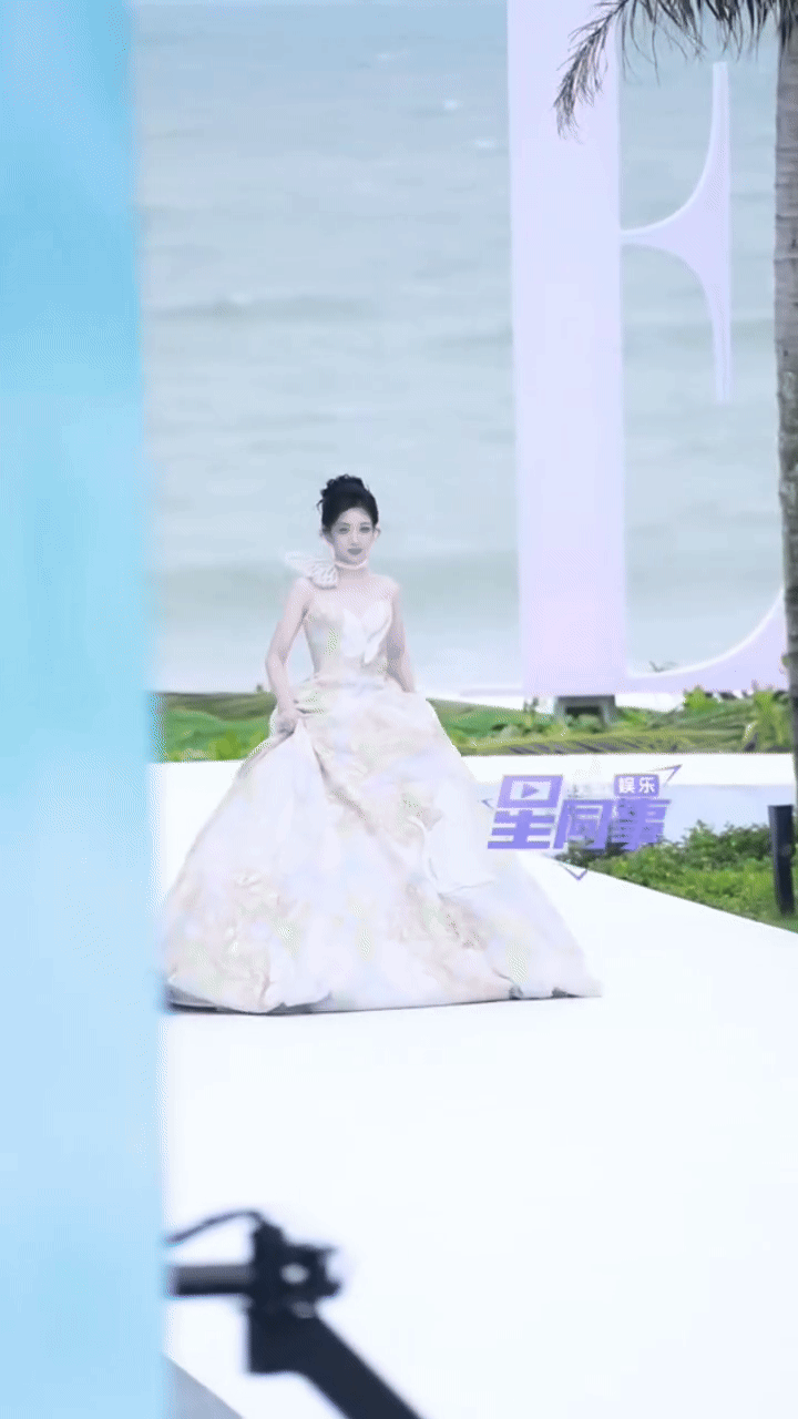 Mỹ nhân ngã dúi dụi trên thảm đỏ vẫn được khen duyên dáng- Ảnh 1.