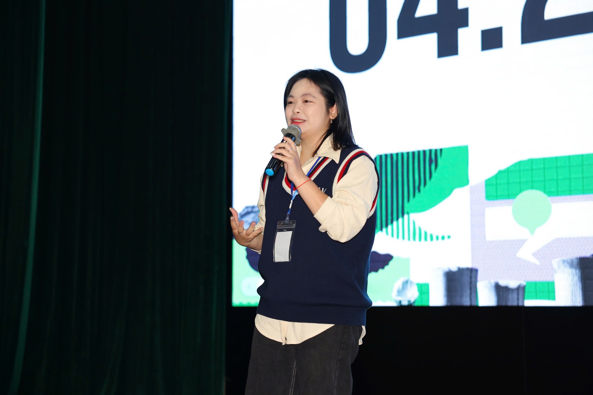 Chấm thi hùng biện Green Voices, giám khảo chia sẻ: Gen Z truyền tải sống xanh bằng ngôn ngữ 'bắt trend dễ viral'- Ảnh 3.