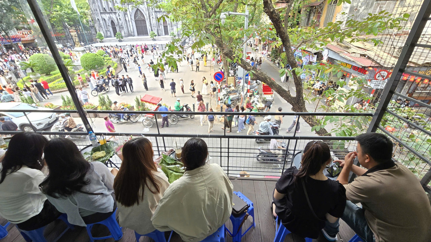 Hà Nội những ngày đẹp nhất năm: 'Mình cứ thấy như đang ở trong một bộ phim'- Ảnh 8. Hà Nội những ngày đẹp nhất năm: 'Mình cứ thấy như đang ở trong một bộ phim'- Ảnh 8.