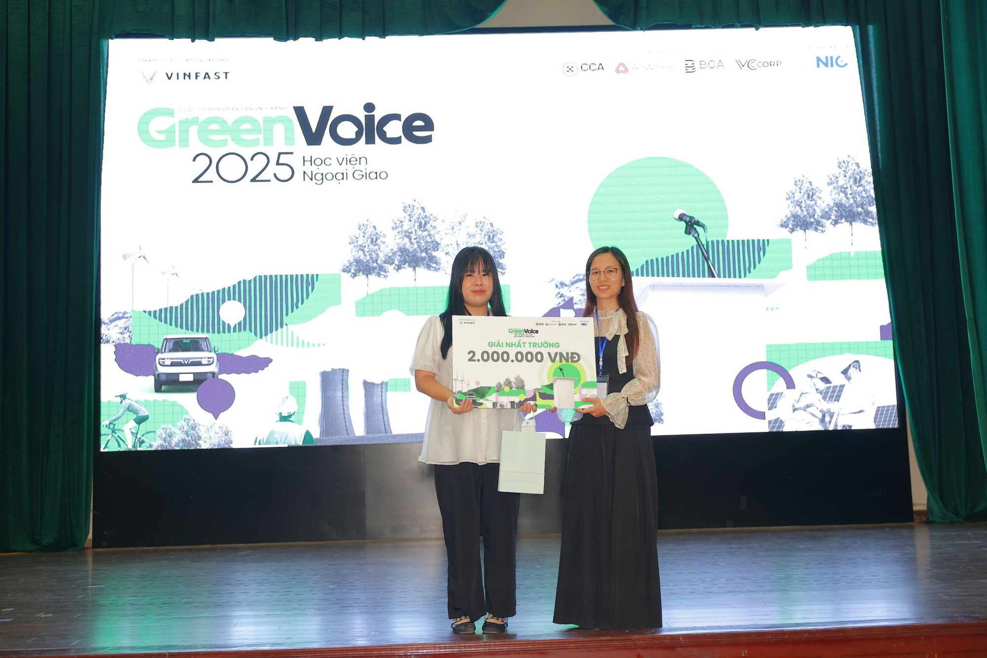 Cuộc thi h&ugrave;ng biện Green Voices c&oacute; th&iacute; sinh đầu ti&ecirc;n v&agrave;o chung kết: Chiến thắng nhờ th&ocirc;ng điệp &lsquo;sạc lại tư duy hội nhập&rsquo;- Ảnh 3.
