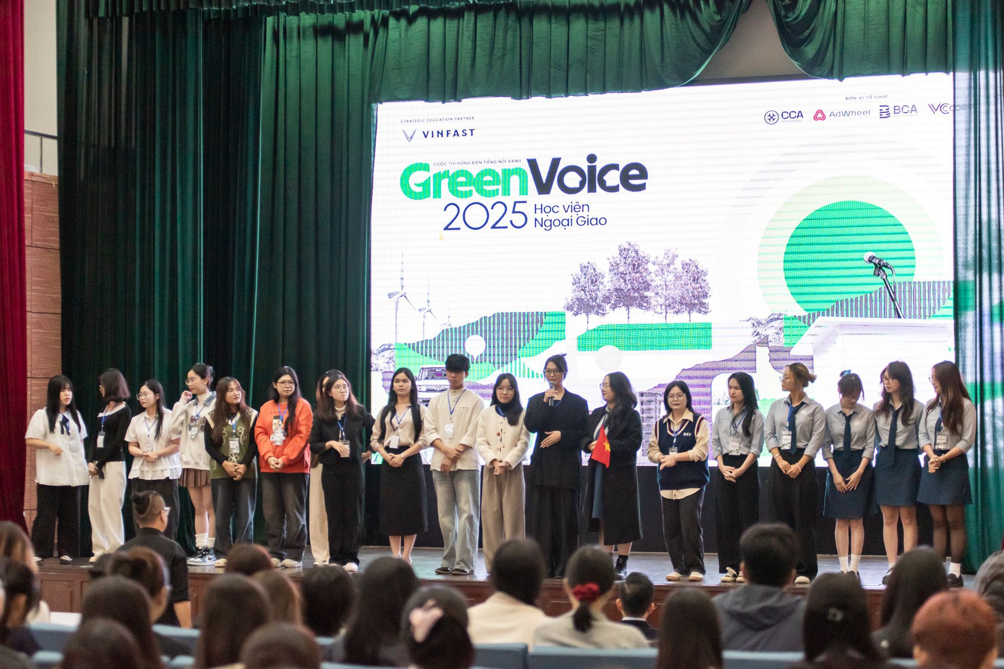 Cuộc thi h&ugrave;ng biện Green Voices c&oacute; th&iacute; sinh đầu ti&ecirc;n v&agrave;o chung kết: Chiến thắng nhờ th&ocirc;ng điệp &lsquo;sạc lại tư duy hội nhập&rsquo;- Ảnh 2.