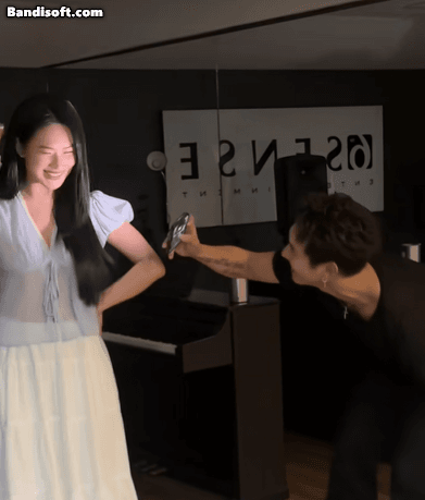 Cặp sao Vbiz công khai tình tứ sau 4 năm bị đồn hẹn hò: Nhà gái đẹp như Lưu Diệc Phi, nhà trai triệu người mê đắm- Ảnh 1.