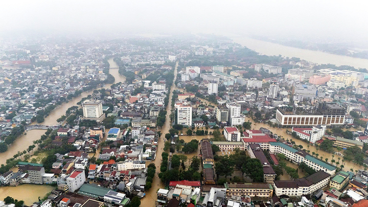 Huế mưa lịch sử, lượng mưa một ngày gần bằng mức lớn nhất thế giới năm 1966- Ảnh 1. Huế mưa lịch sử, lượng mưa một ngày gần bằng mức lớn nhất thế giới năm 1966- Ảnh 1.