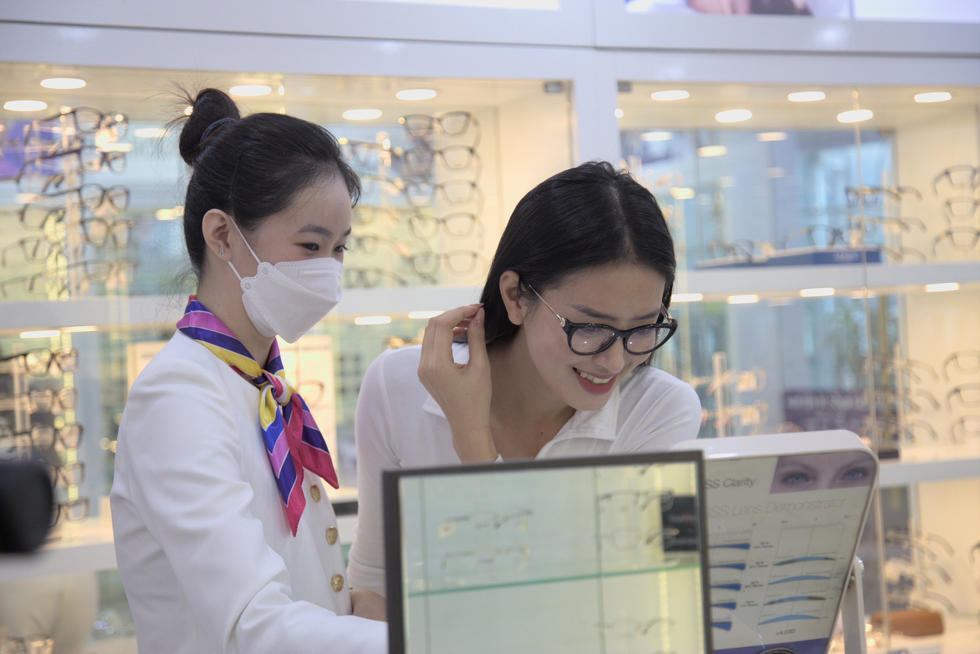 Bong võng mạc, đục thủy tinh thể, thậm chí mù lòa... hàng loạt biến chứng nguy hiểm khi bị cận rất dễ bị ngó lơ!- Ảnh 3. Bong võng mạc, đục thủy tinh thể, thậm chí mù lòa... hàng loạt biến chứng nguy hiểm khi bị cận rất dễ bị ngó lơ!- Ảnh 3.