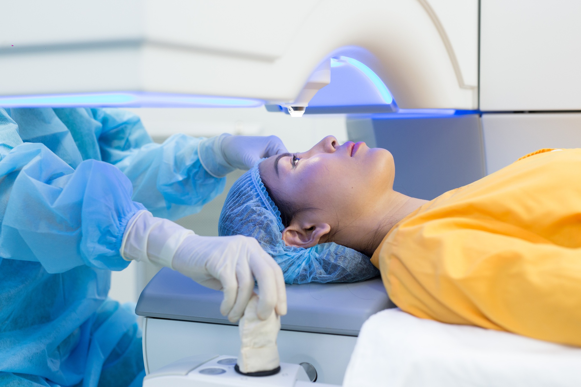 Bong võng mạc, đục thủy tinh thể, thậm chí mù lòa... hàng loạt biến chứng nguy hiểm khi bị cận rất dễ bị ngó lơ!- Ảnh 4. Bong võng mạc, đục thủy tinh thể, thậm chí mù lòa... hàng loạt biến chứng nguy hiểm khi bị cận rất dễ bị ngó lơ!- Ảnh 4.