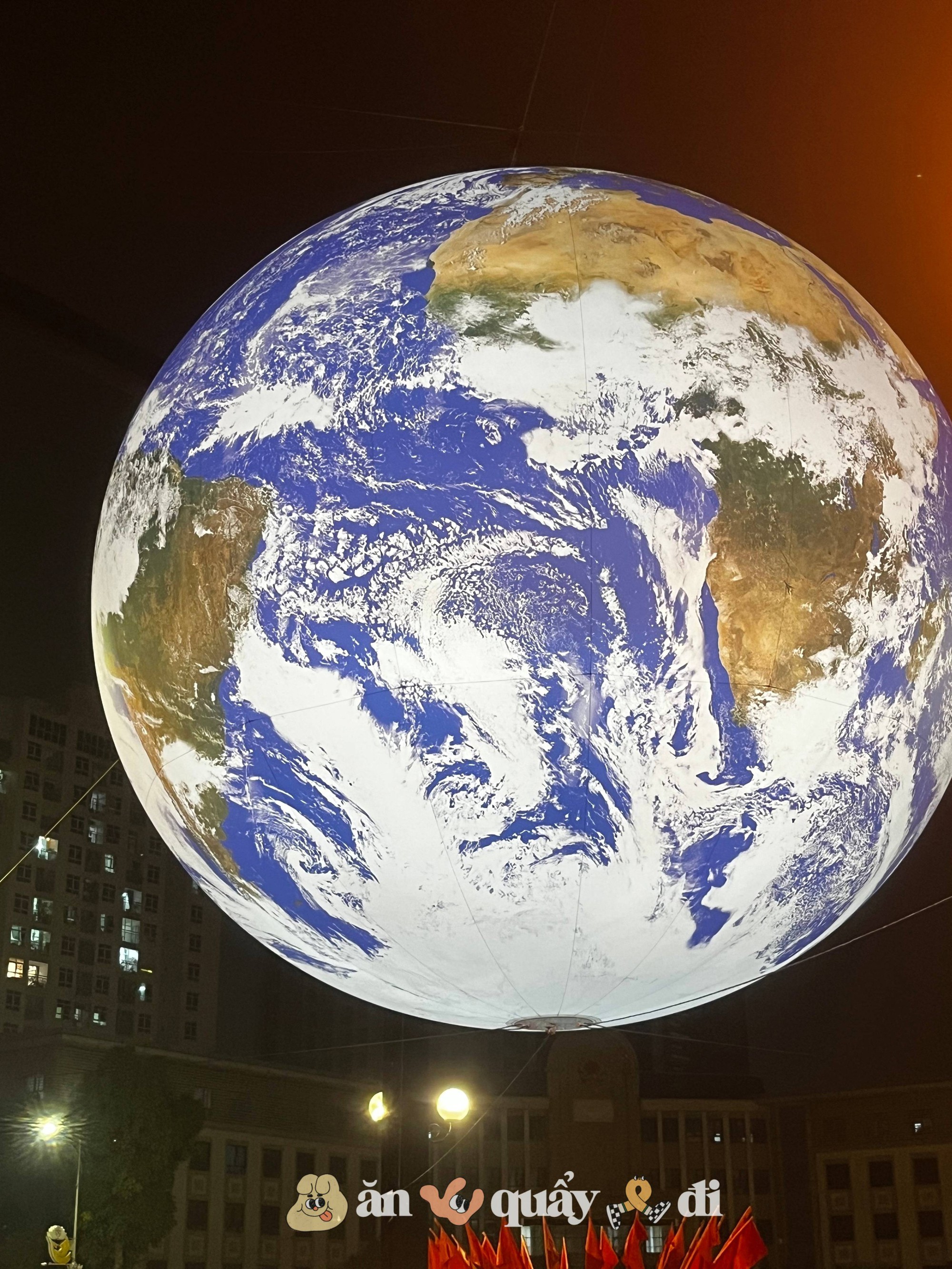 [Clip] Xuất hiện quả địa cầu đường kính 7 mét tại Hồ Tây, dân tình ồ ạt kéo tới chụp ảnh- Ảnh 3.