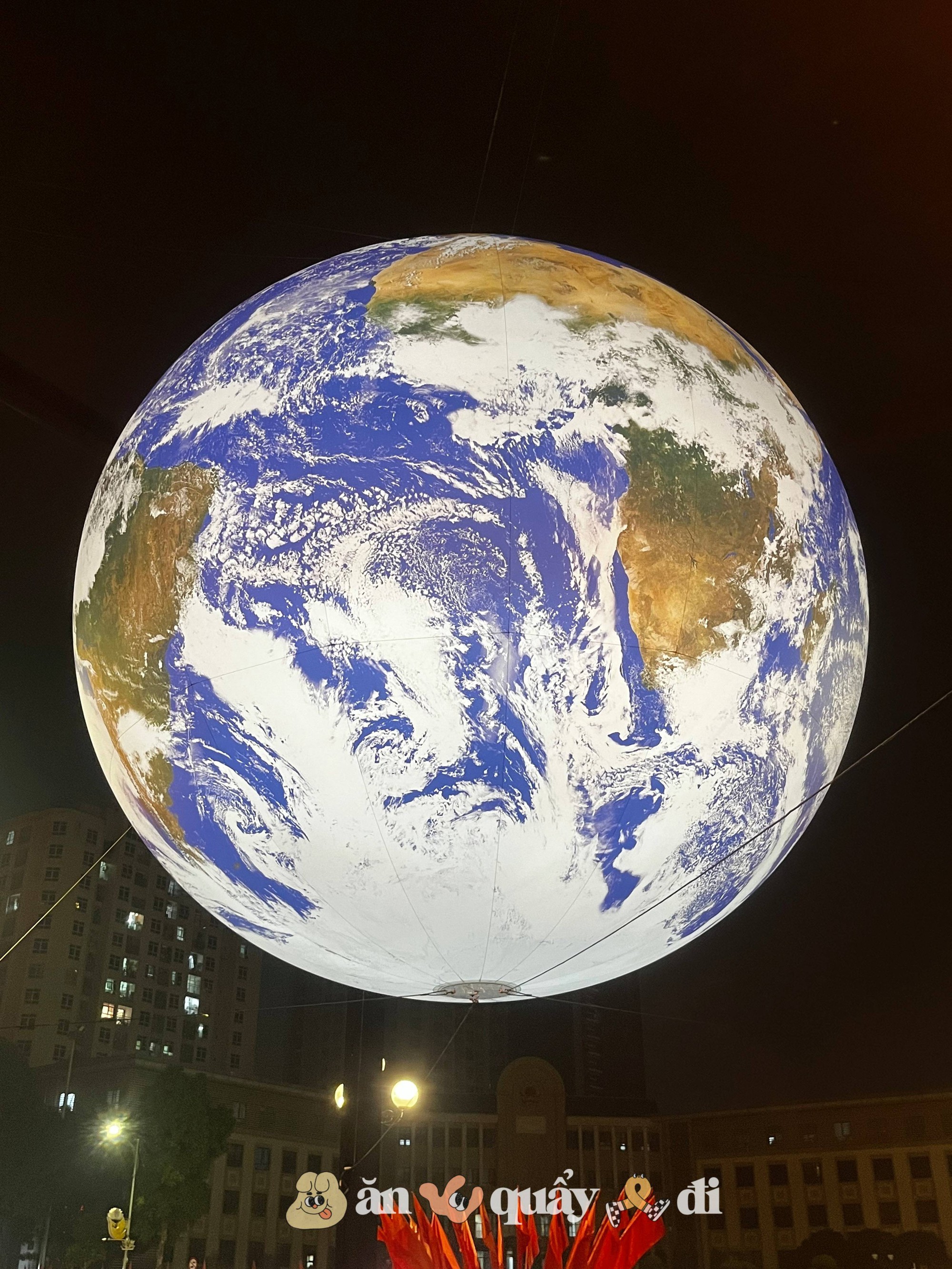 [Clip] Xuất hiện quả địa cầu đường kính 7 mét tại Hồ Tây, dân tình ồ ạt kéo tới chụp ảnh- Ảnh 4.