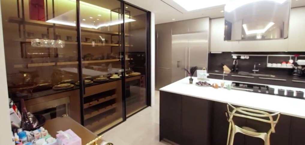 Hình ảnh gây sốc trong nhà riêng của ca sĩ J bị cấm sóng 10 năm- Ảnh 8. Hình ảnh gây sốc trong nhà riêng của ca sĩ J bị cấm sóng 10 năm- Ảnh 8.