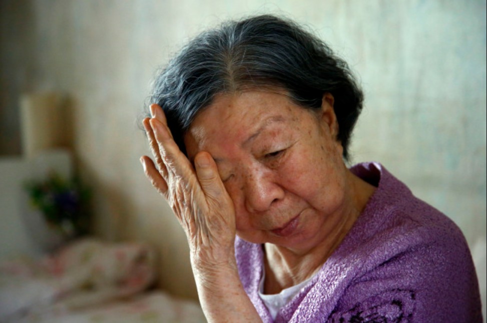 85 tuổi, cụ bà sống cùng cháu gái trong căn nhà lụp sụp không ánh nắng, bên cạnh là ngôi nhà 3 tầng của con trai: Lỗi là do tôi!- Ảnh 1. 85 tuổi, cụ bà sống cùng cháu gái trong căn nhà lụp sụp không ánh nắng, bên cạnh là ngôi nhà 3 tầng của con trai: Lỗi là do tôi!- Ảnh 1.