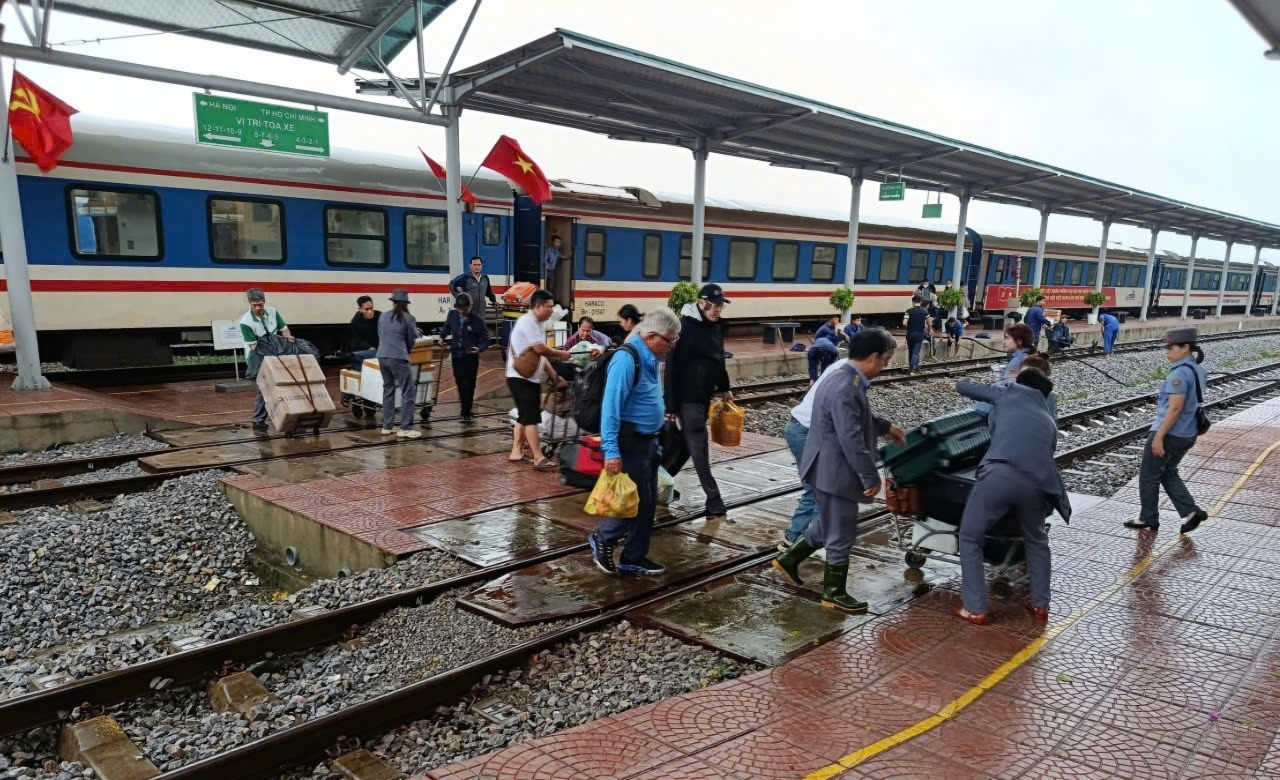 Hủy thêm nhiều chuyến tàu Bắc - Nam vì lũ lớn- Ảnh 1.