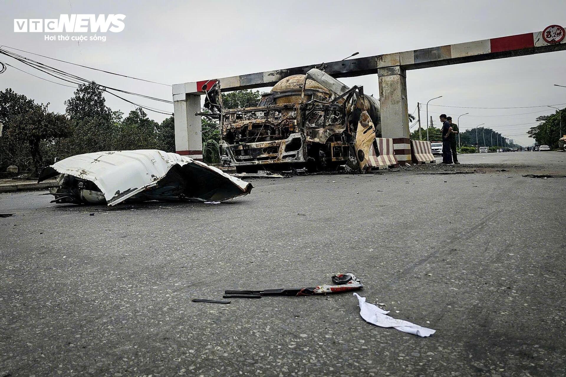 Hiện trường xe bồn nổ như bom: Xé toạc cabin, thổi bay cửa kính nhà dân- Ảnh 1. Hiện trường xe bồn nổ như bom: Xé toạc cabin, thổi bay cửa kính nhà dân- Ảnh 1.