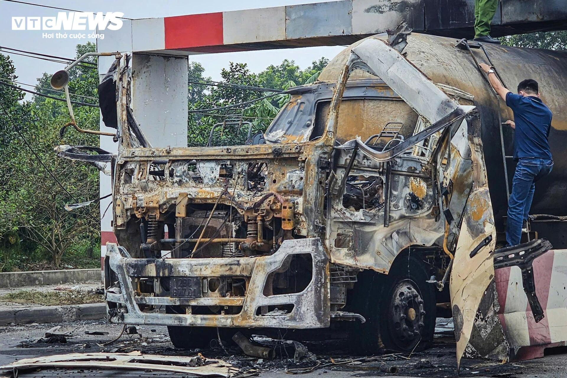 Hiện trường xe bồn nổ như bom: Xé toạc cabin, thổi bay cửa kính nhà dân- Ảnh 2. Hiện trường xe bồn nổ như bom: Xé toạc cabin, thổi bay cửa kính nhà dân- Ảnh 2.