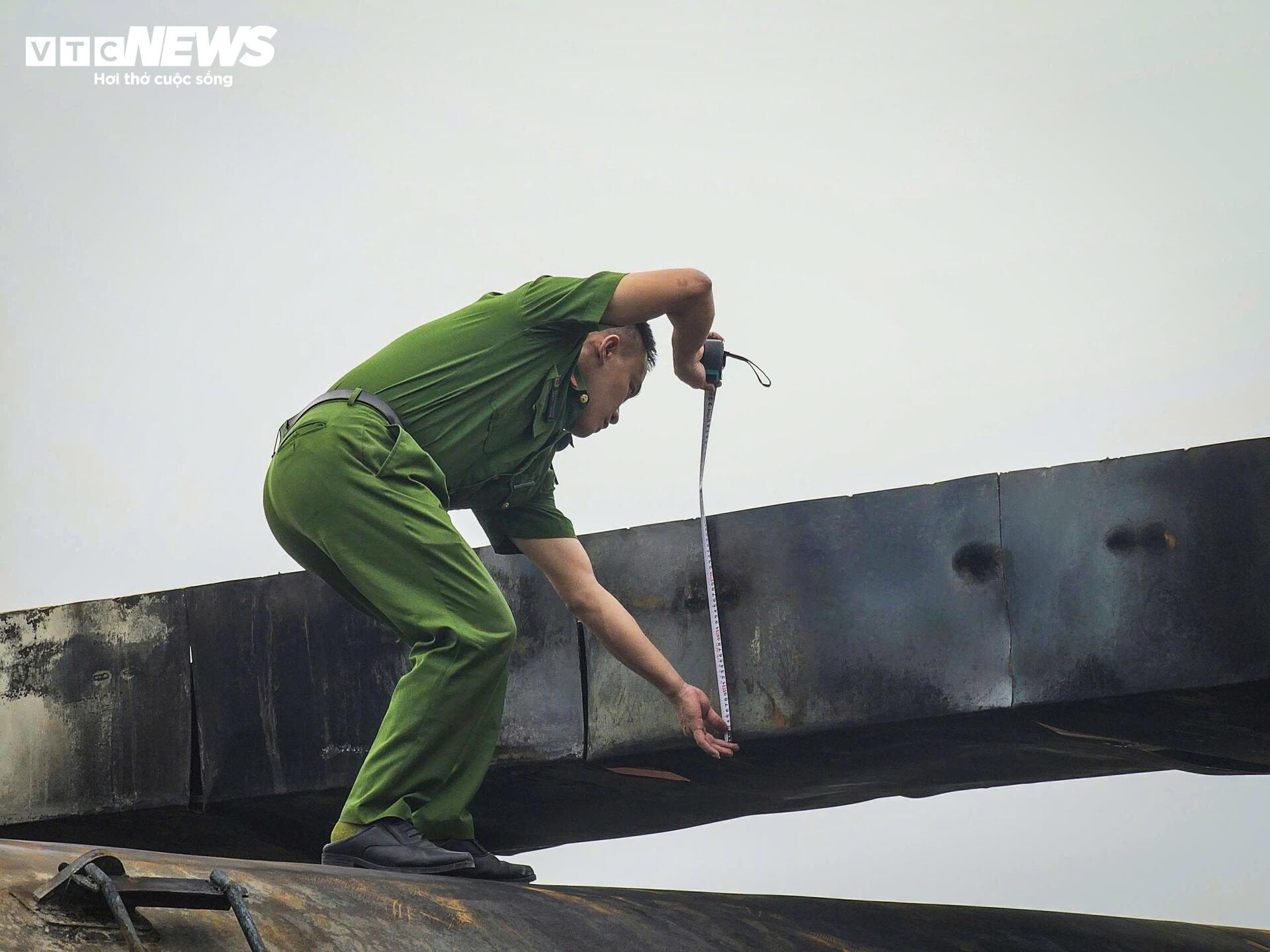 Hiện trường xe bồn nổ như bom: Xé toạc cabin, thổi bay cửa kính nhà dân- Ảnh 4. Hiện trường xe bồn nổ như bom: Xé toạc cabin, thổi bay cửa kính nhà dân- Ảnh 4.