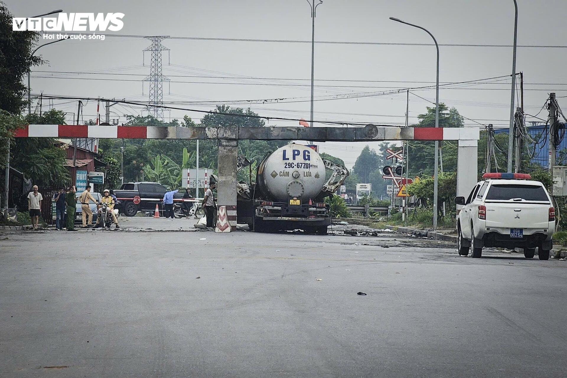 Hiện trường xe bồn nổ như bom: Xé toạc cabin, thổi bay cửa kính nhà dân- Ảnh 9. Hiện trường xe bồn nổ như bom: Xé toạc cabin, thổi bay cửa kính nhà dân- Ảnh 9.