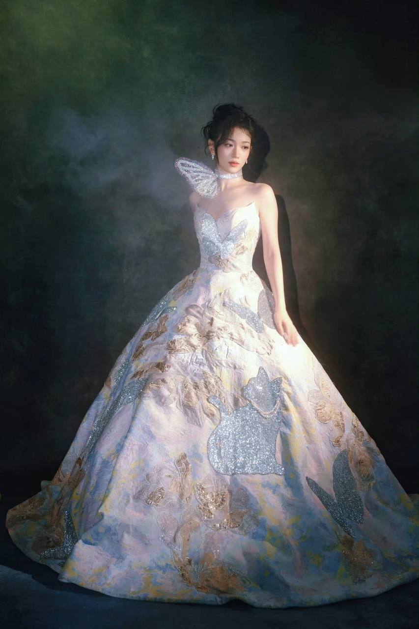 Mỹ nhân ngã dúi dụi trên thảm đỏ vẫn được khen duyên dáng- Ảnh 4.