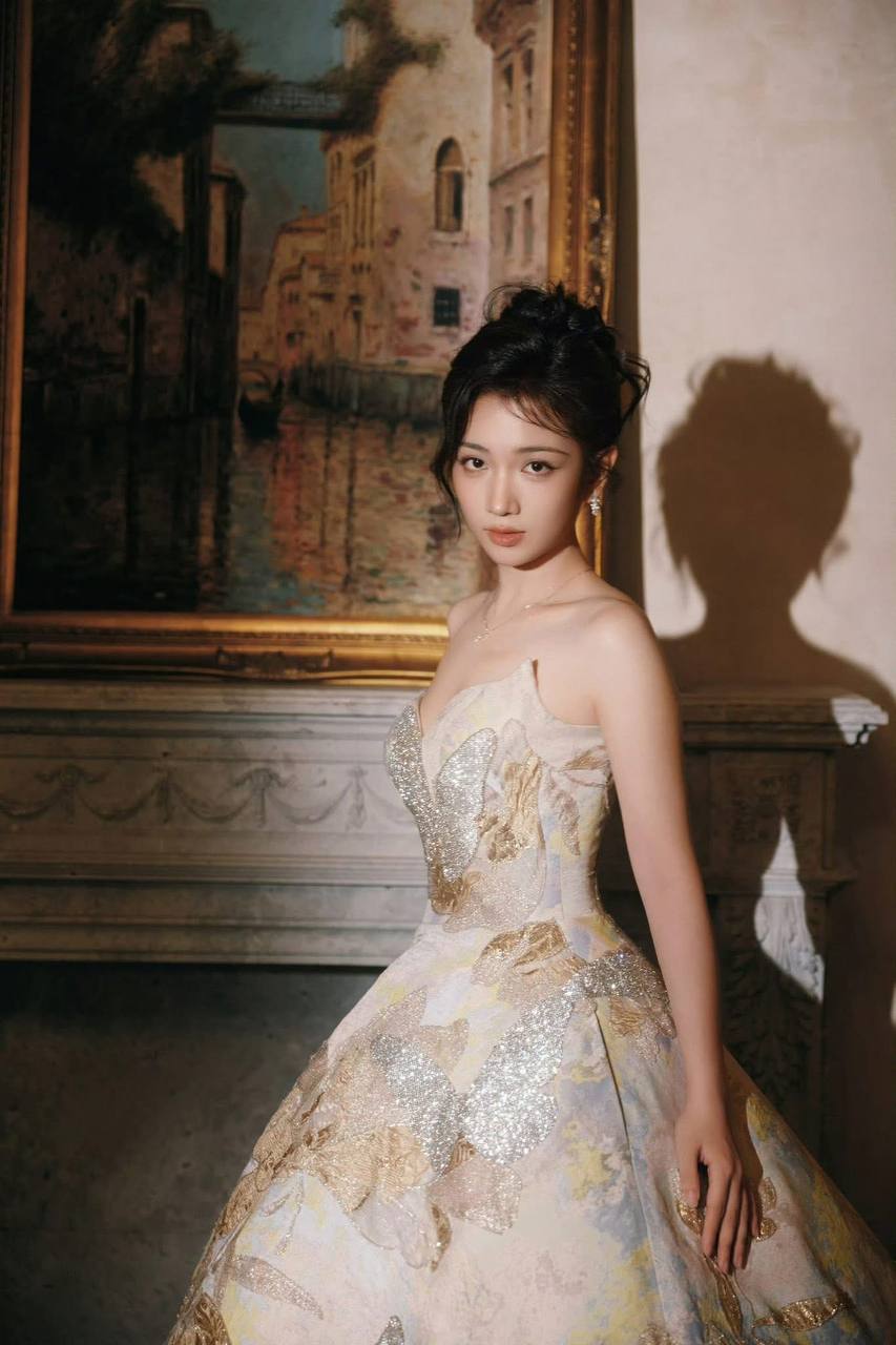 Mỹ nhân ngã dúi dụi trên thảm đỏ vẫn được khen duyên dáng- Ảnh 3.