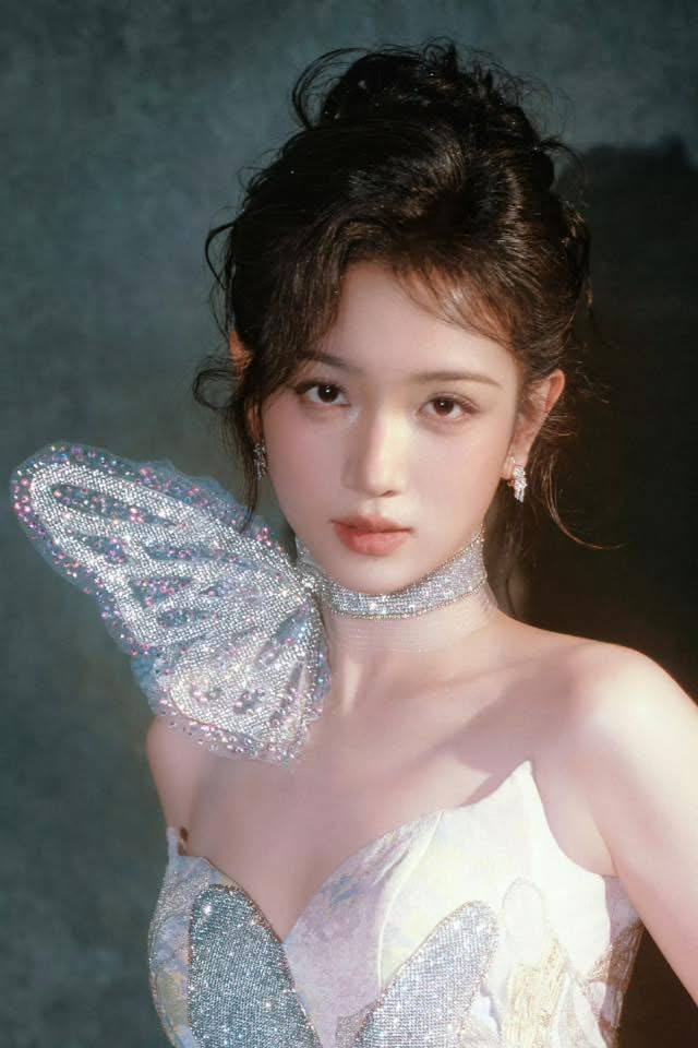 Mỹ nhân ngã dúi dụi trên thảm đỏ vẫn được khen duyên dáng- Ảnh 5.