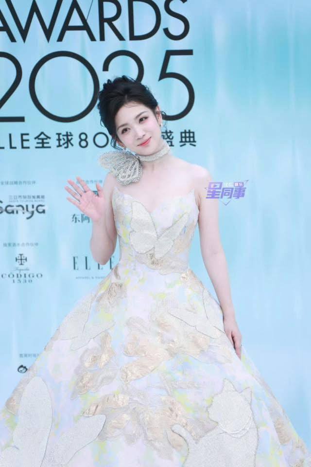 Mỹ nhân ngã dúi dụi trên thảm đỏ vẫn được khen duyên dáng- Ảnh 7.