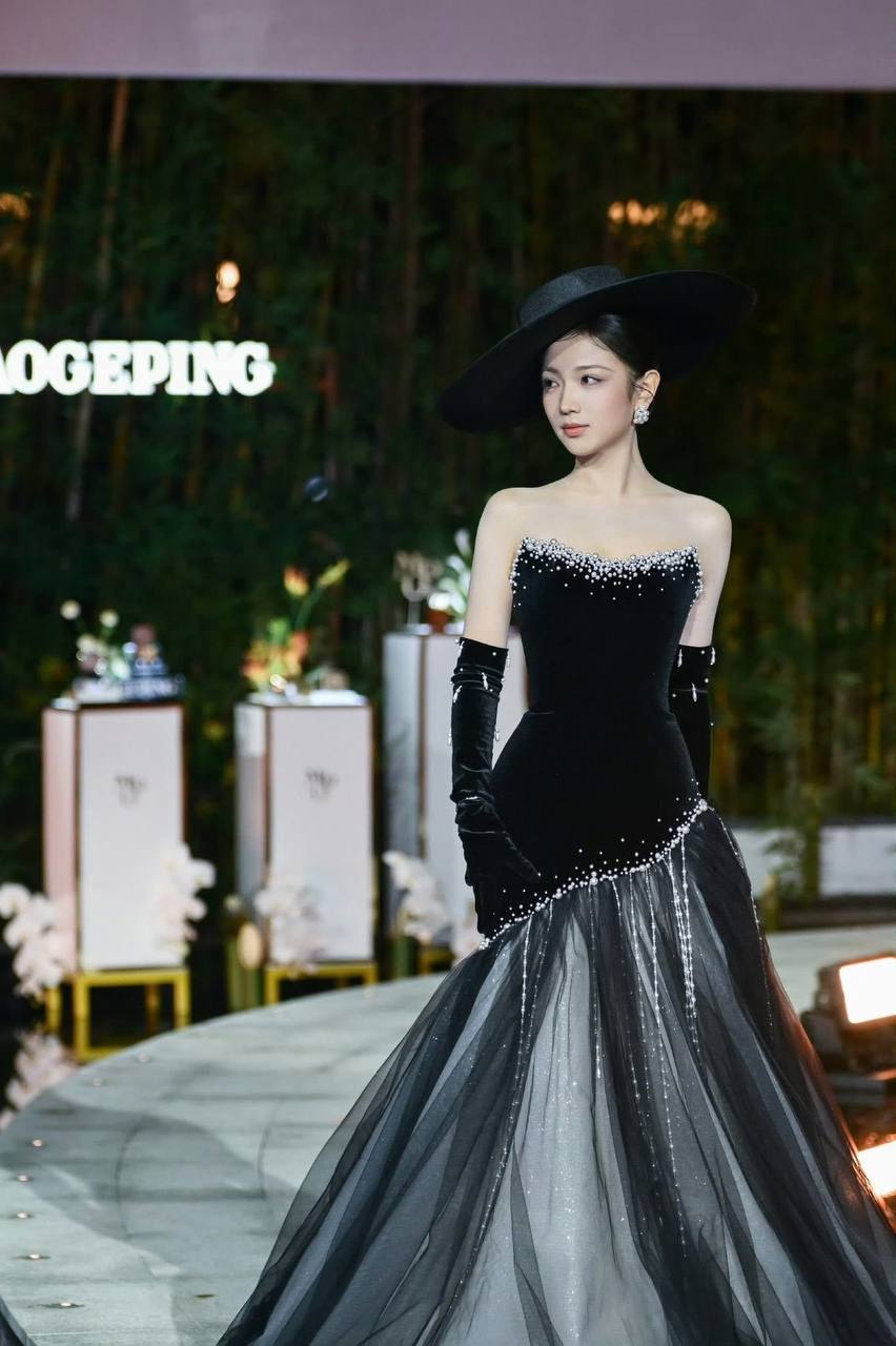 Mỹ nhân ngã dúi dụi trên thảm đỏ vẫn được khen duyên dáng- Ảnh 12.