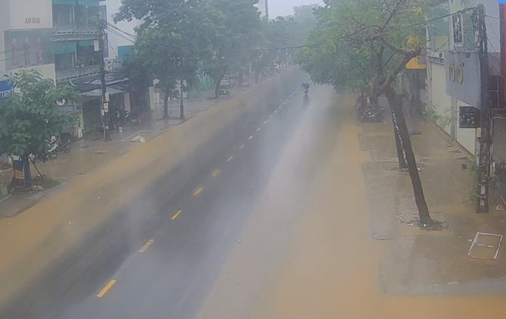 Lũ sông Hương xuống sát báo động 3, hơn 44.500 ngôi nhà ở Huế bị ngập- Ảnh 2. Lũ sông Hương xuống sát báo động 3, hơn 44.500 ngôi nhà ở Huế bị ngập- Ảnh 2.