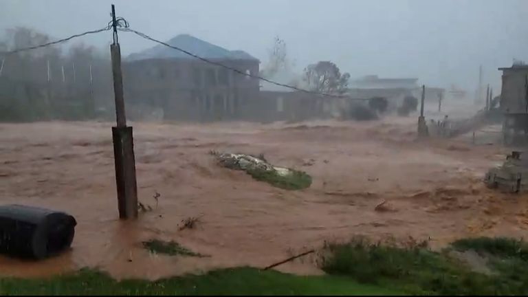 Siêu bão Melissa mạnh nhất 2025 “xé toạc” mọi thứ: Video cận cảnh cho thấy sự tàn khốc- Ảnh 2. Siêu bão Melissa mạnh nhất 2025 “xé toạc” mọi thứ: Video cận cảnh cho thấy sự tàn khốc- Ảnh 2.