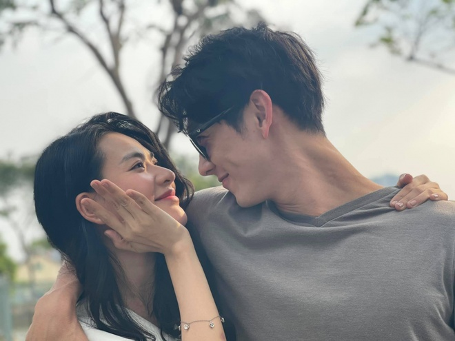 Cặp sao Vbiz công khai tình tứ sau 4 năm bị đồn hẹn hò: Nhà gái đẹp như Lưu Diệc Phi, nhà trai triệu người mê đắm- Ảnh 4.