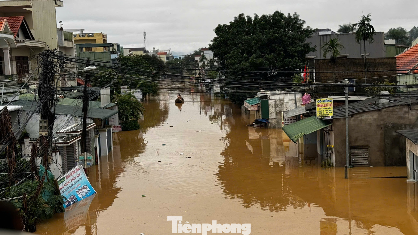Chạy lũ chỉ kịp ôm con, còn lại để mặc cho nước cuốn trôi- Ảnh 2. Chạy lũ chỉ kịp ôm con, còn lại để mặc cho nước cuốn trôi- Ảnh 2.