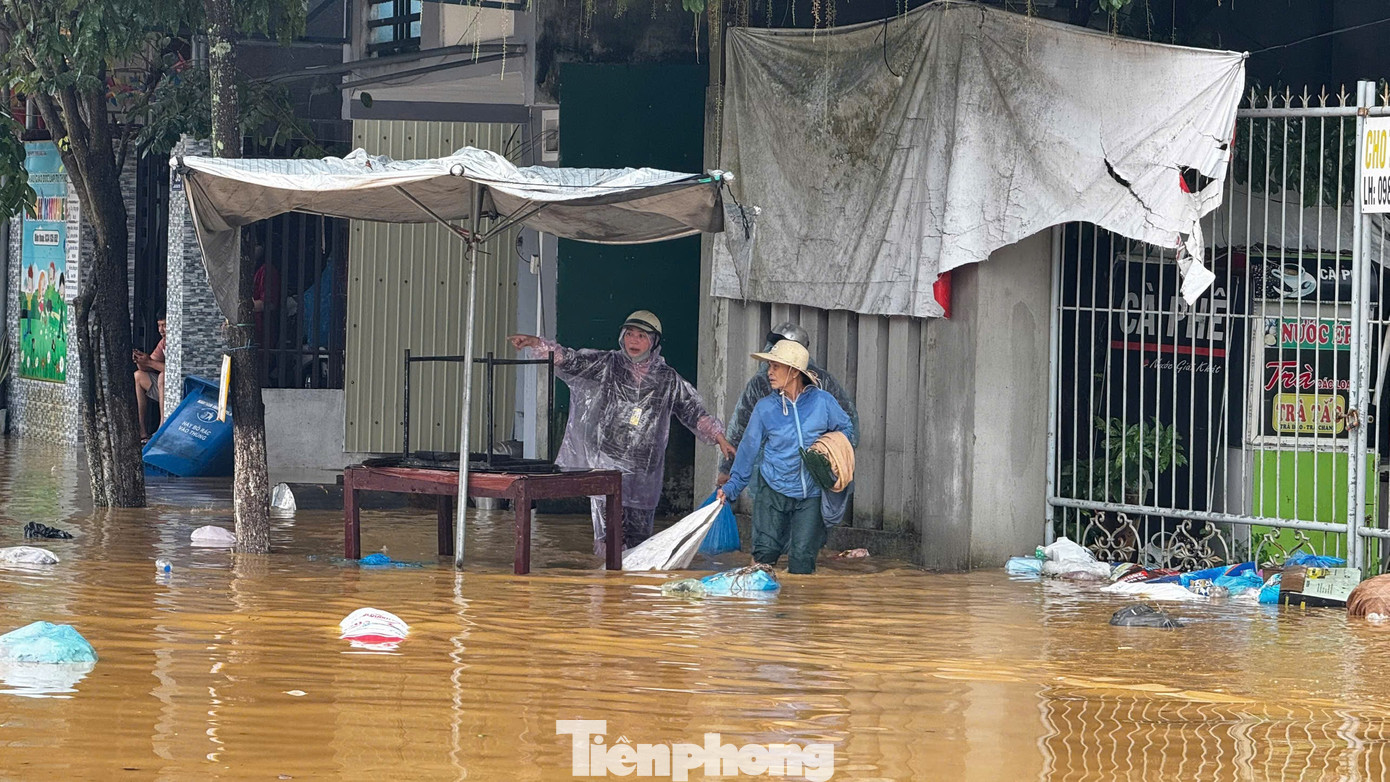 Chạy lũ chỉ kịp ôm con, còn lại để mặc cho nước cuốn trôi- Ảnh 3. Chạy lũ chỉ kịp ôm con, còn lại để mặc cho nước cuốn trôi- Ảnh 3.
