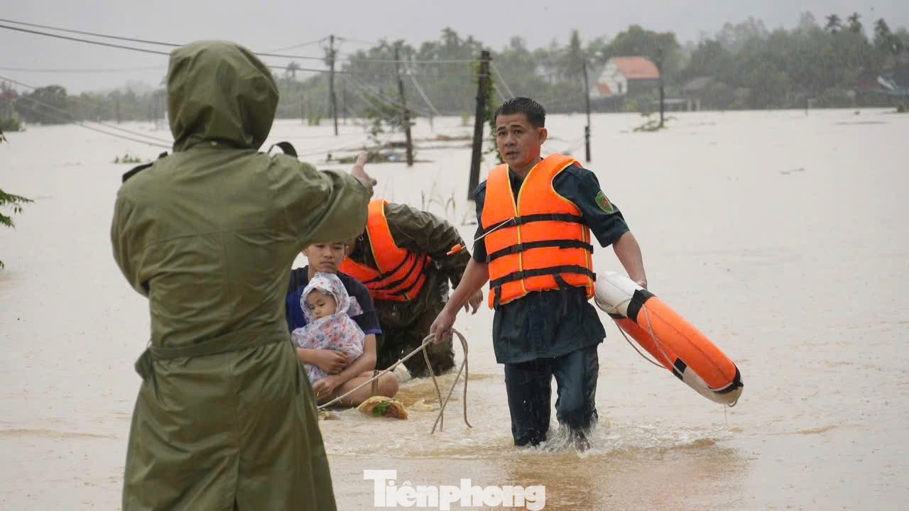 Chạy lũ chỉ kịp ôm con, còn lại để mặc cho nước cuốn trôi- Ảnh 7. Chạy lũ chỉ kịp ôm con, còn lại để mặc cho nước cuốn trôi- Ảnh 7.