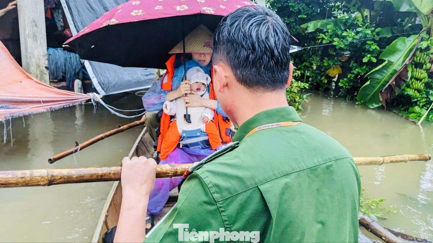 Chạy lũ chỉ kịp ôm con, còn lại để mặc cho nước cuốn trôi- Ảnh 6. Chạy lũ chỉ kịp ôm con, còn lại để mặc cho nước cuốn trôi- Ảnh 6.