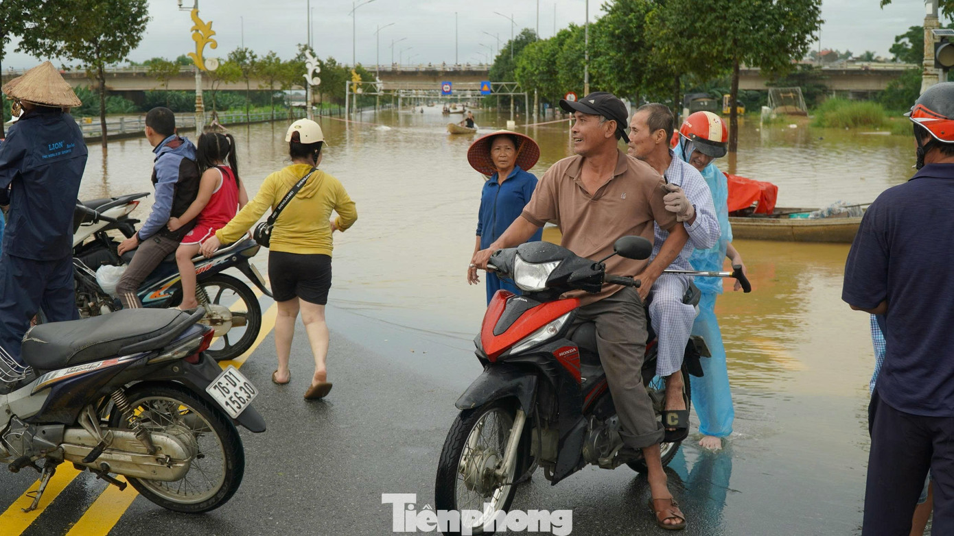 Chạy lũ chỉ kịp ôm con, còn lại để mặc cho nước cuốn trôi- Ảnh 4. Chạy lũ chỉ kịp ôm con, còn lại để mặc cho nước cuốn trôi- Ảnh 4.