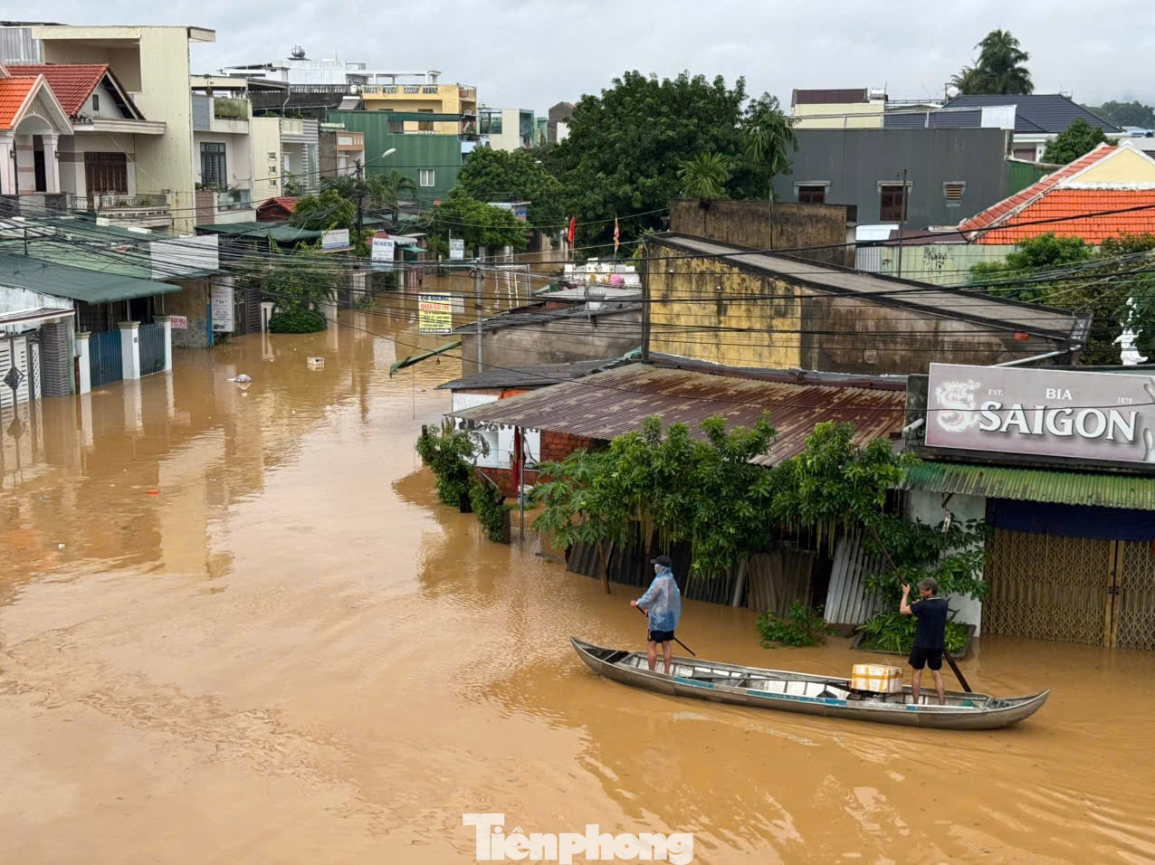 Chạy lũ chỉ kịp ôm con, còn lại để mặc cho nước cuốn trôi- Ảnh 1. Chạy lũ chỉ kịp ôm con, còn lại để mặc cho nước cuốn trôi- Ảnh 1.